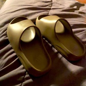 Zeezy women’s slides in the color core